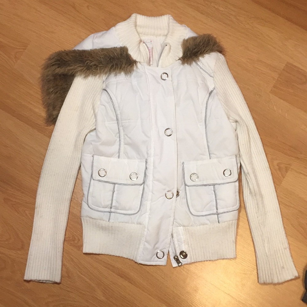 🎀 White Zip up jacket 🎀